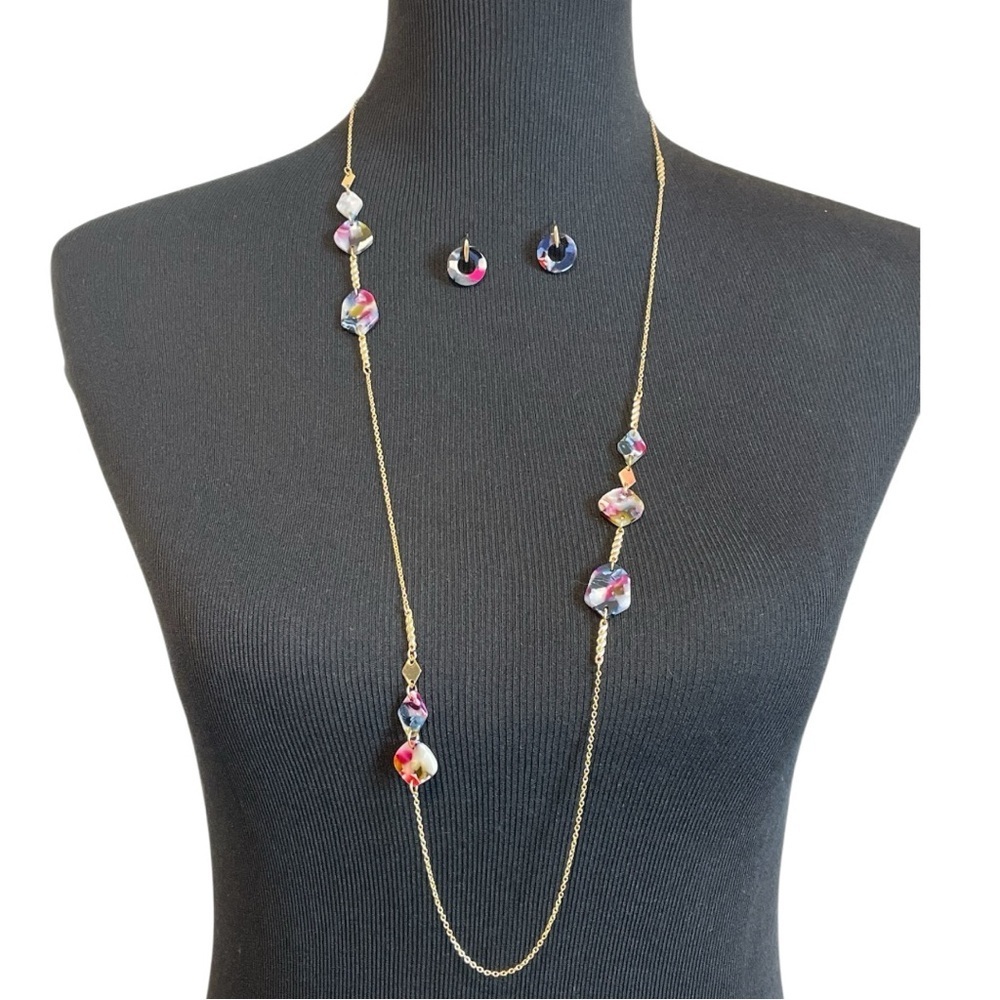 Radiant Gold and Multicolored Necklace and Earring Set with Intricate Detailing